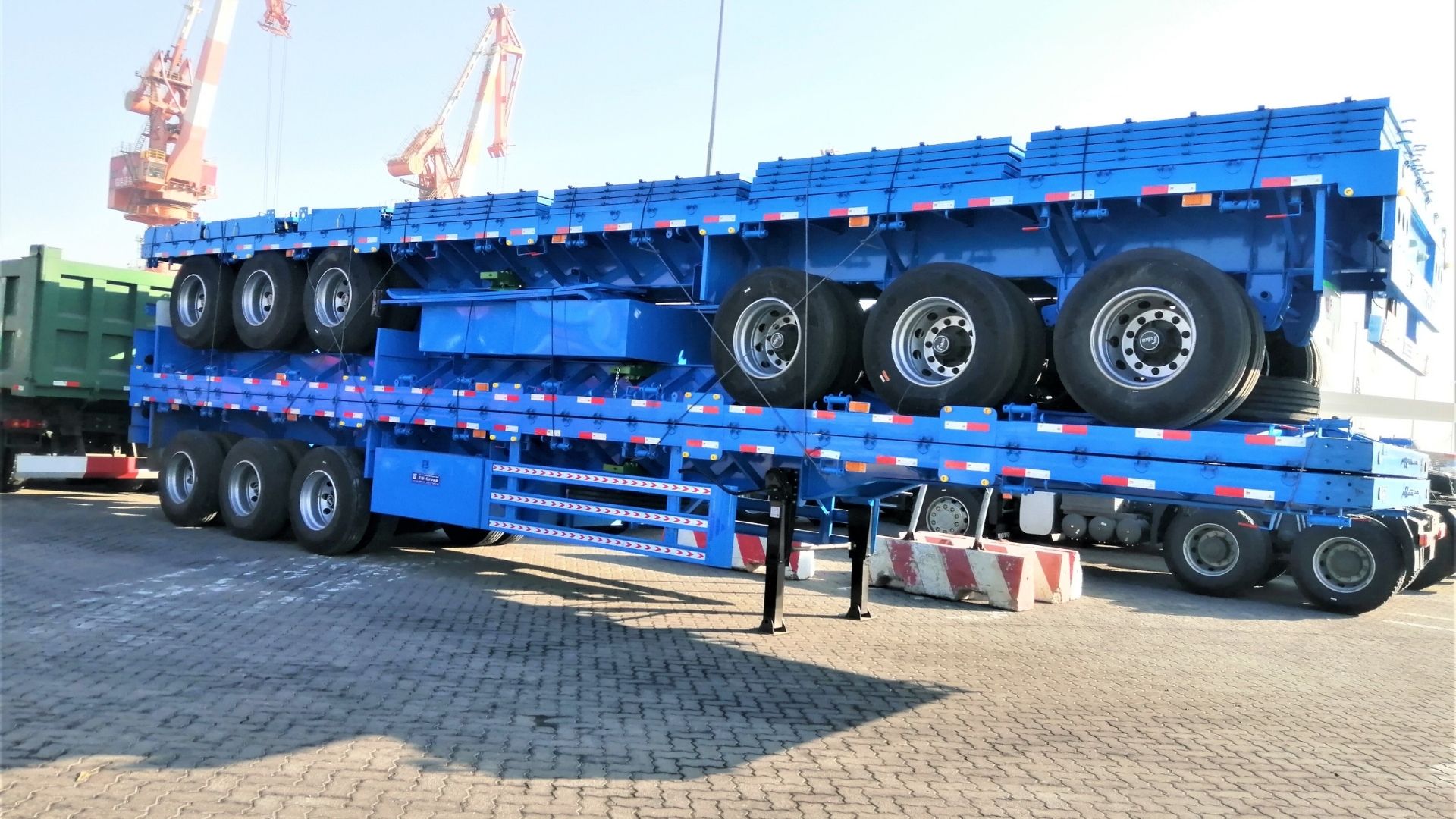 Entrega portuaria de semirremolques de plataforma de ZW Group: logística de exportación profesional y transporte terrestre para pedidos internacionales de carga pesada.
