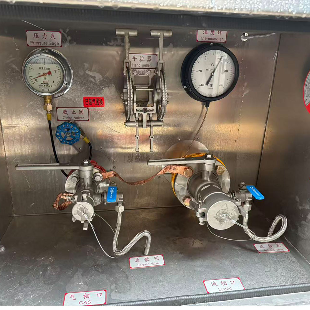 3 axle 56m³ LPG transport tanker trailer valve detail showing pressure control and emergency shut off system Remolque tanque de transporte de GLP de 3 ejes y 56 m³