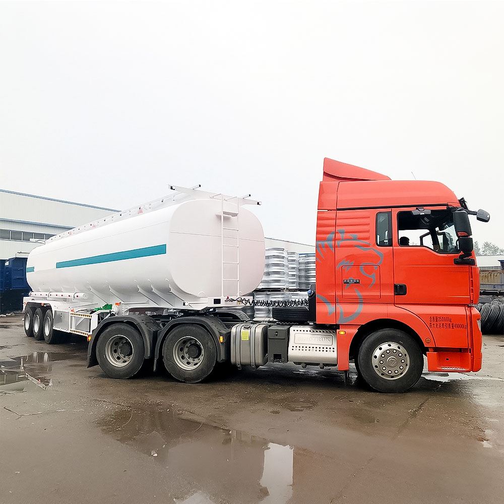 Camión cisterna de combustible de acero al carbono de 3 ejes y 45,000L