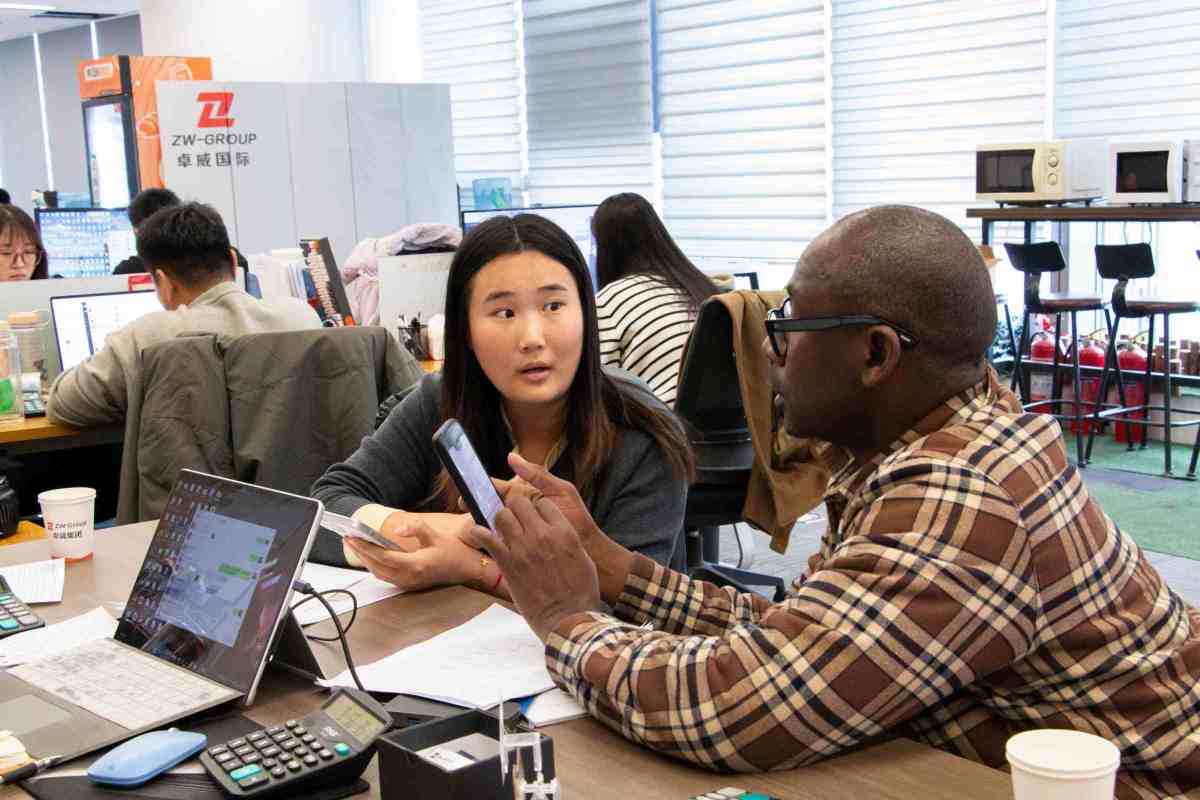 ¿Cómo están explorando los clientes de Senegal los remolques de plataforma ZW y los camiones HOWO?