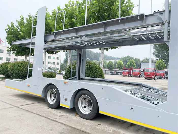 8 car hauler semi trailer side view showing upper and lower decks designed for vehicle transport Transportador de 8 Autos para Semirremolque
