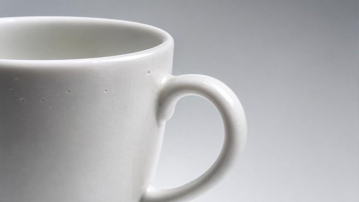 Porcelain mug glaze defects that often pass early inspection