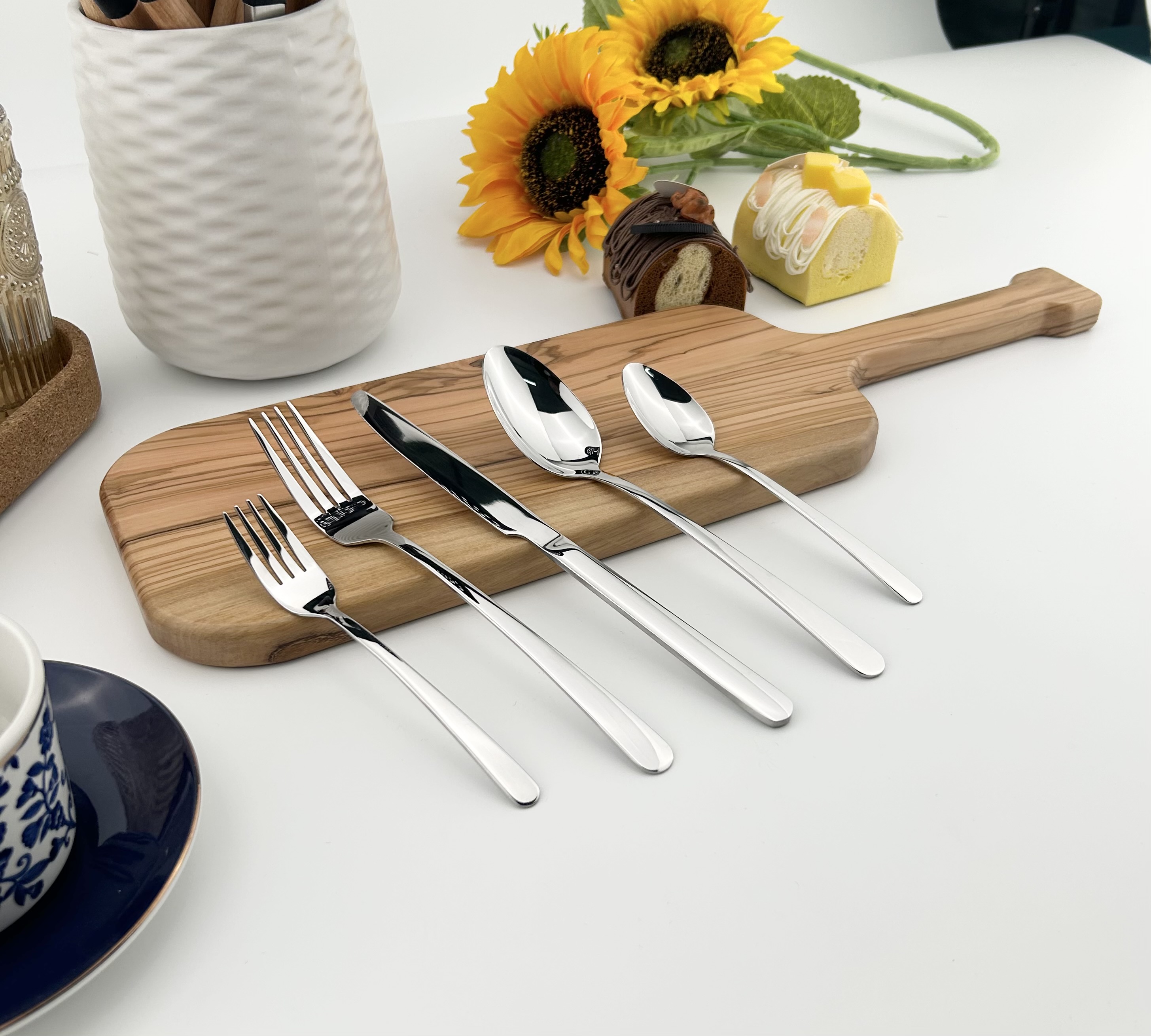 Premium Food Grade Stainless Steel Cutlery Set, Durable Metal Silverware Flatware, Mirror Finish & Dishwasher Safe, Use for Home, Restaurant