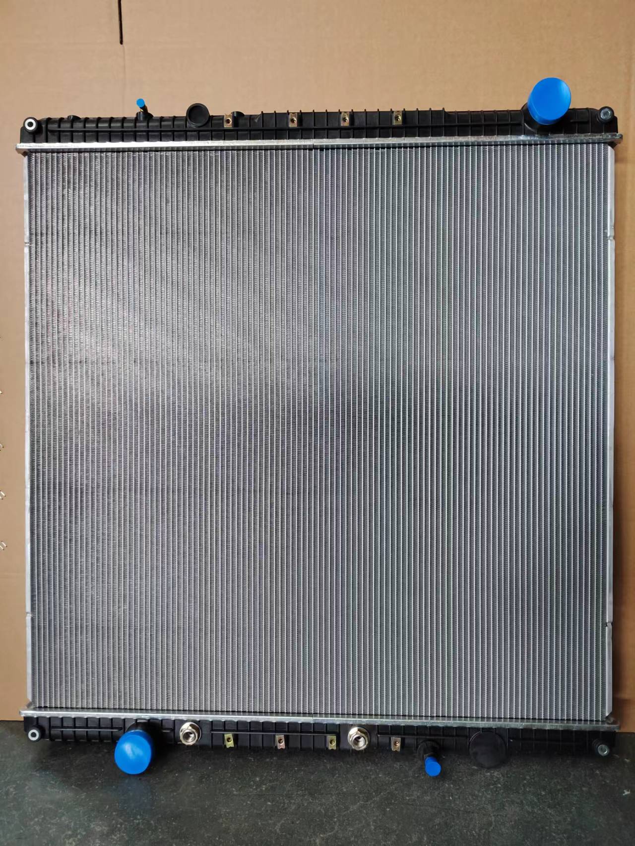 XD91204  RADIATOR FOR FREIGHTLINER