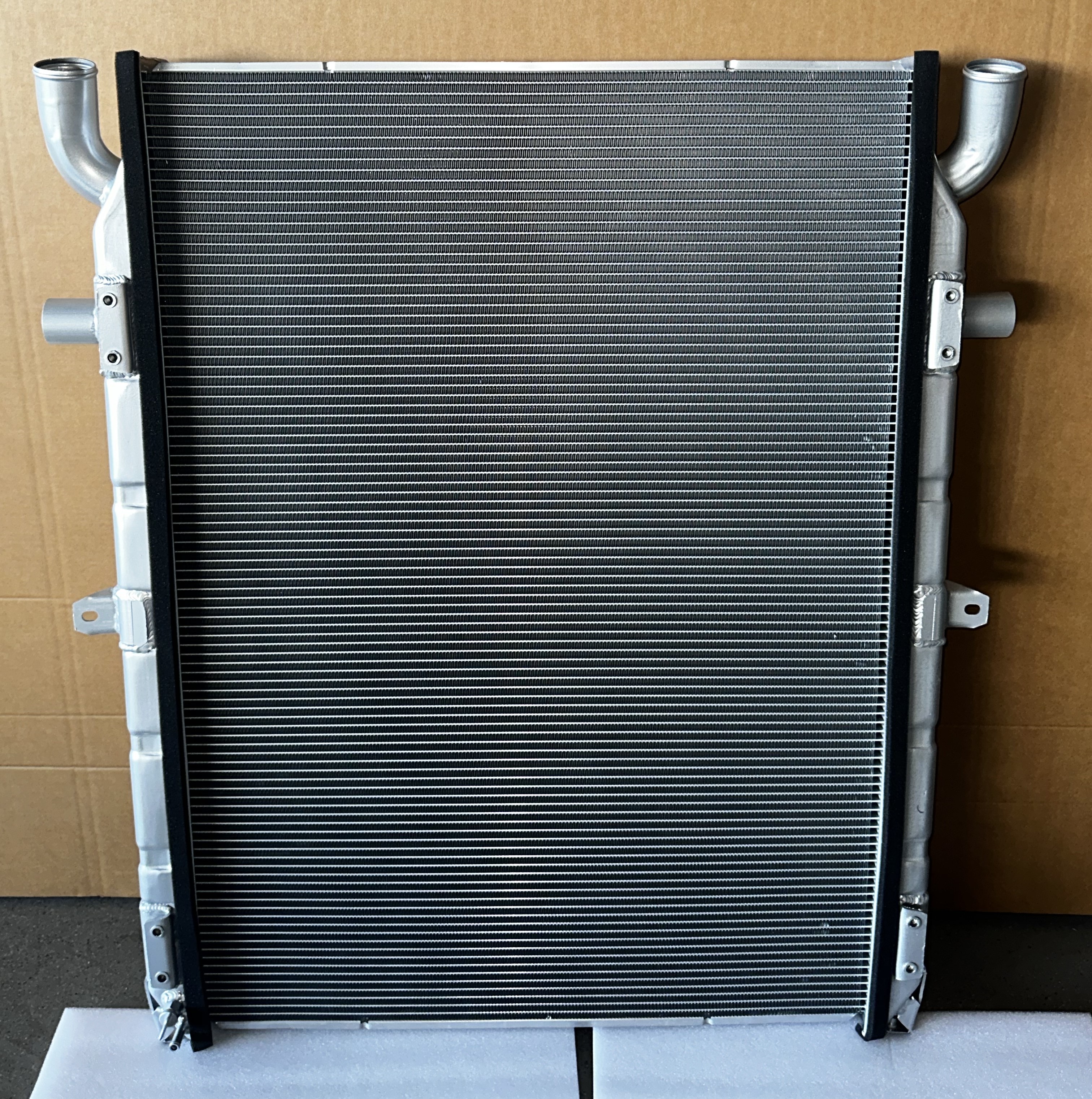 适用于 SCANIA 112M/H/142/143 的 XD061 散热器 OEM 1321887 64074