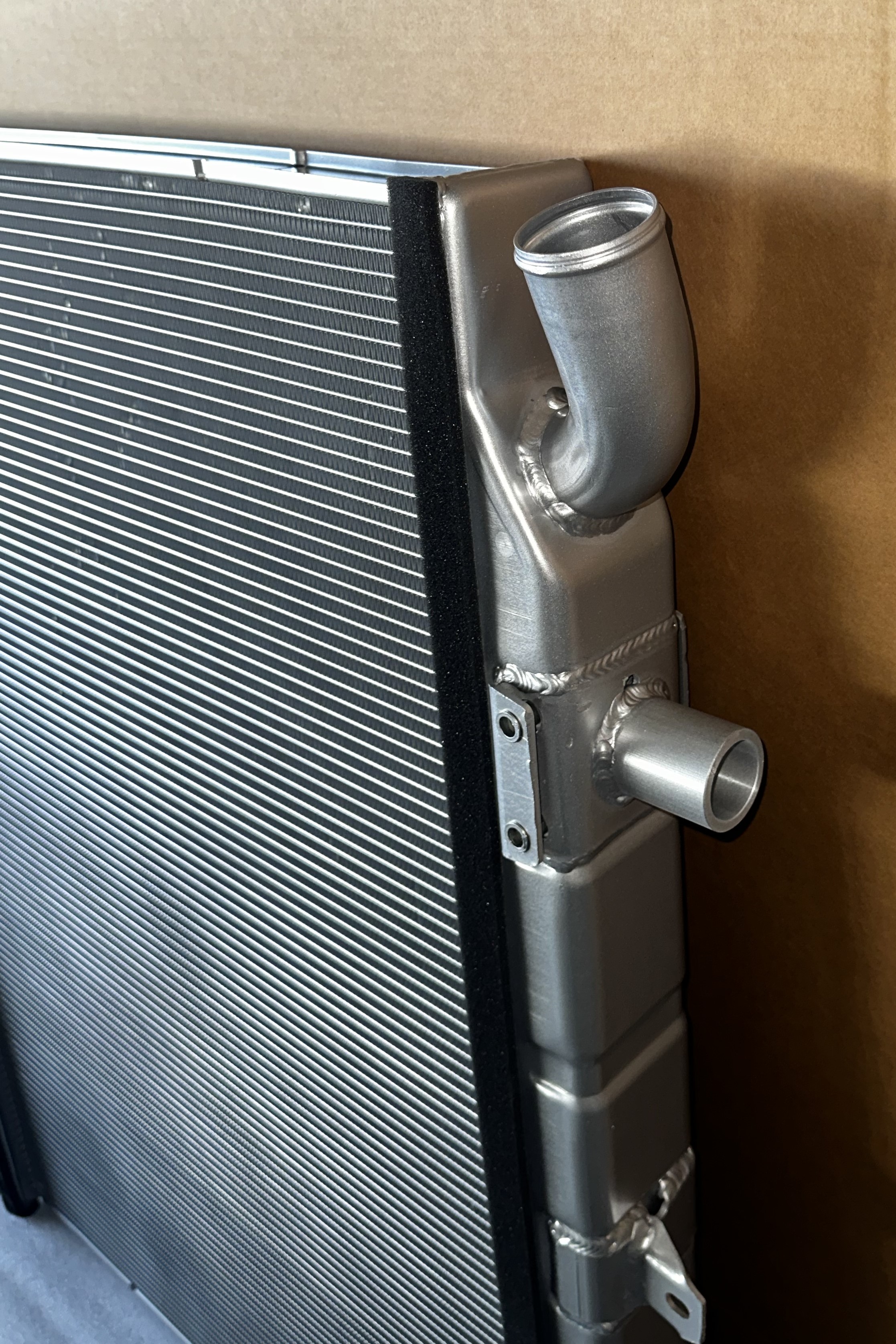 适用于 SCANIA 112M/H/142/143 的 XD061 散热器 OEM 1321887 64074