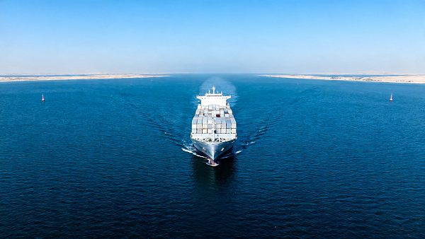 Iran Suspends Int'l Flights, Tightens Strait of Hormuz Control