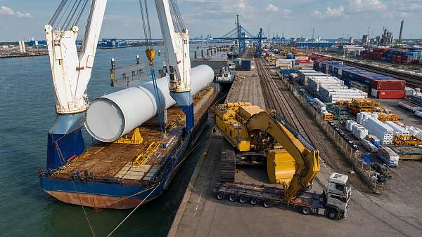 International Logistics Solutions for Heavy Machinery: Cost Risks and Route Planning in 2026