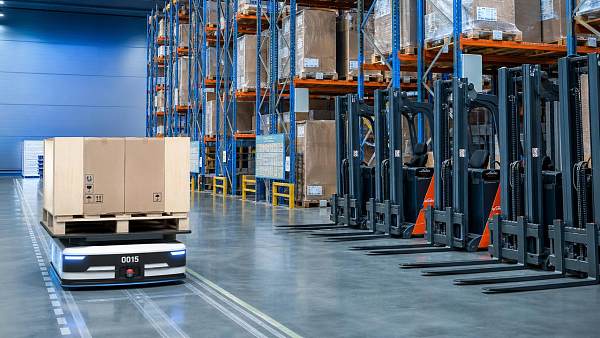 AGV robots or forklifts: which fits busy warehouses better? AGV robots or forklifts: which fits busy warehouses better?