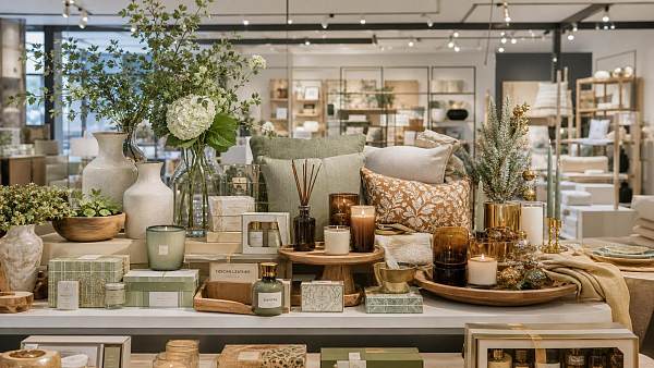 How to Choose Home Decor for Retailers That Sells by Season