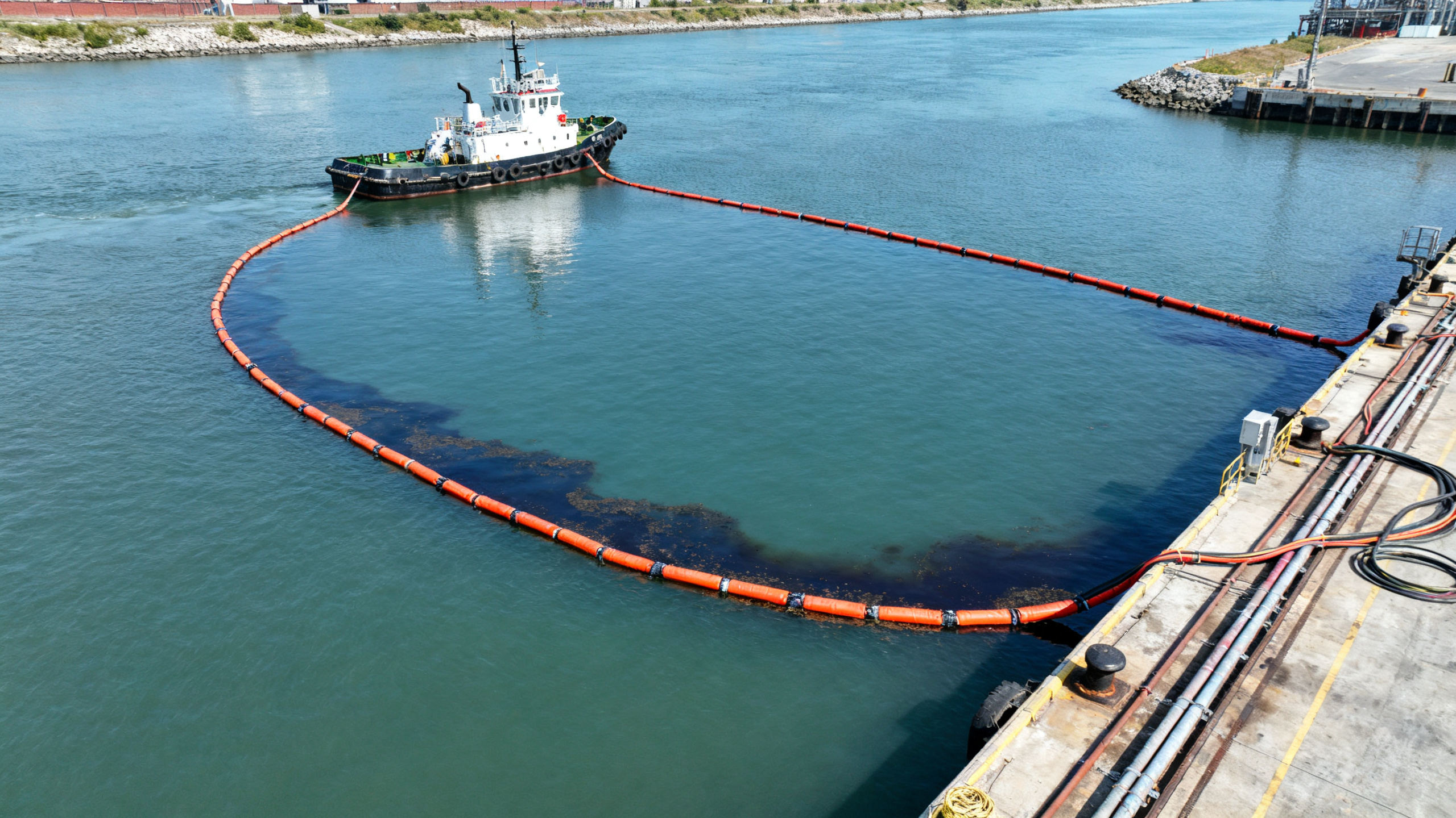 When to Use a Quick Deployment Oil Boom for Spill Control in Ports and Inland Waters