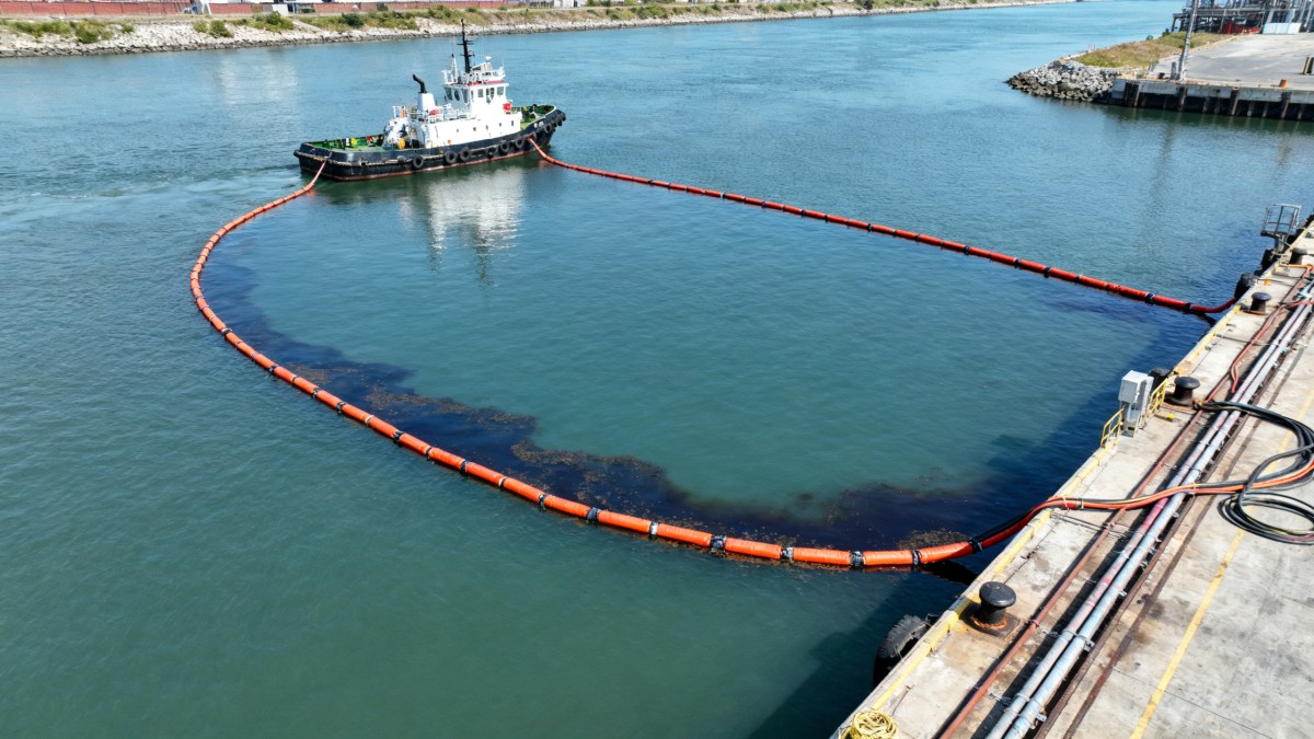 When to Use a Quick Deployment Oil Boom for Spill Control in Ports and Inland Waters