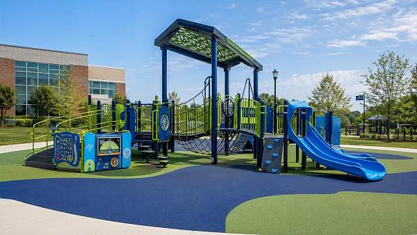 Outdoor play structures that stay engaging across age groups Outdoor play structures that stay engaging across age groups