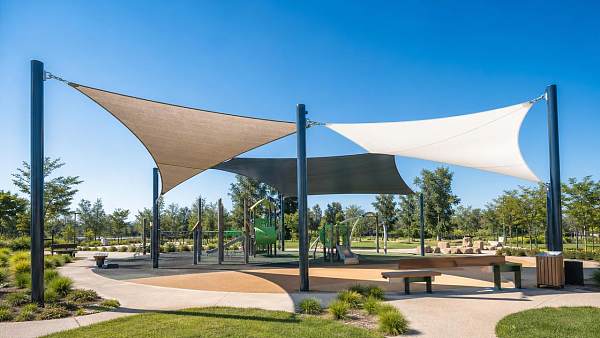 Shade sails for parks: which fabrics last in hot climates?