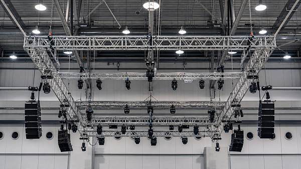 How aluminum lighting truss affects safety and load plans