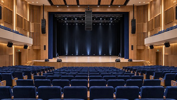 Designing Theater Sound Systems for Clear Dialogue and Even Audience Coverage