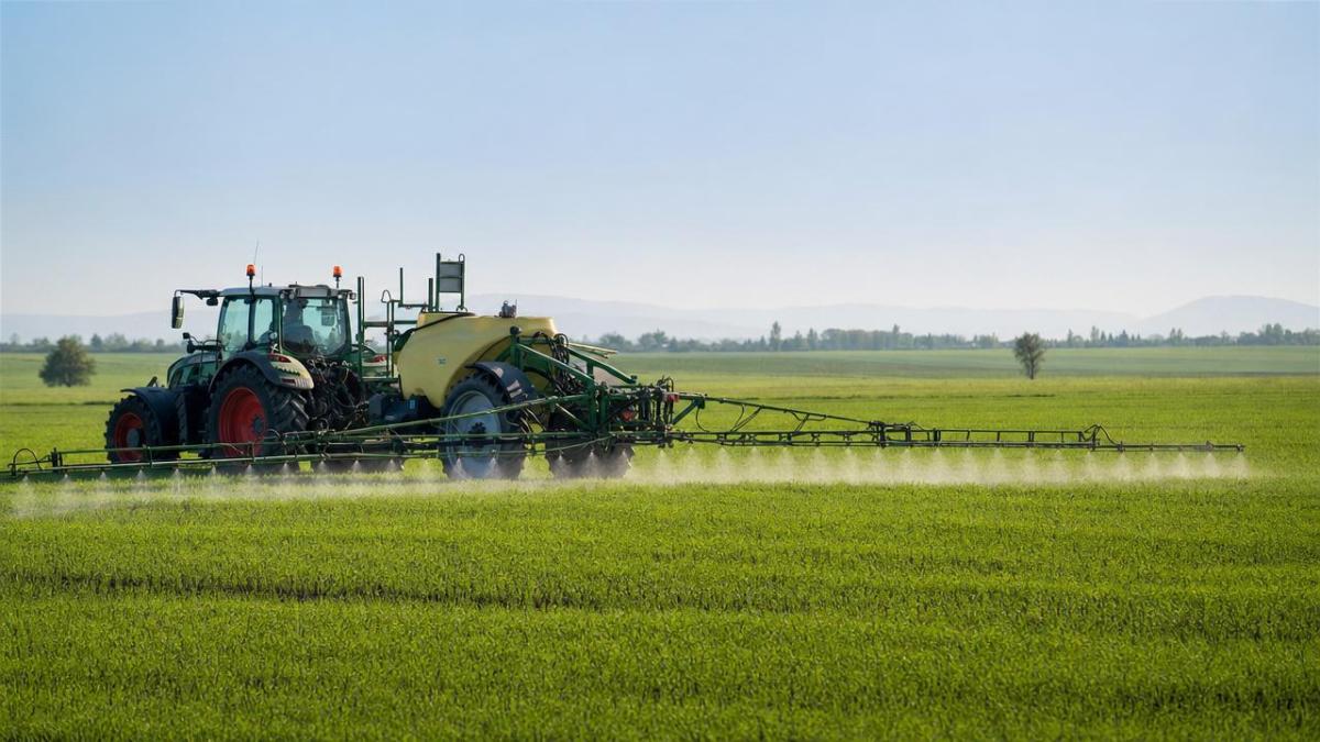 Boom sprayers for tractors: what affects spray uniformity most?