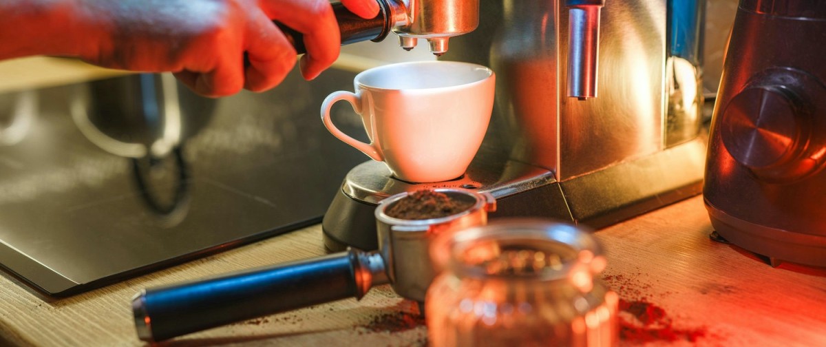 Coffee maker and coffee machine Coffee maker and coffee machine