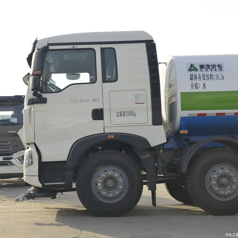 2 Used HOWO 8x4 Water Tank Truck 371HP 12-Wheel Sprinkler