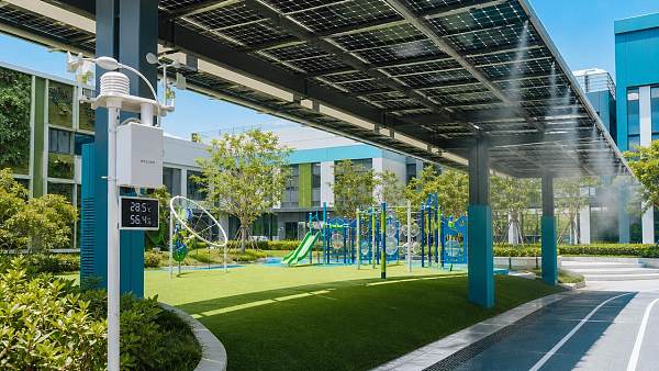 Is artificial grass for playground safe in high heat?