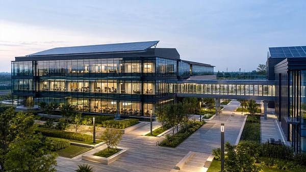 Smart Building IoT Lighting Management: Best Use Cases for Offices and Campuses