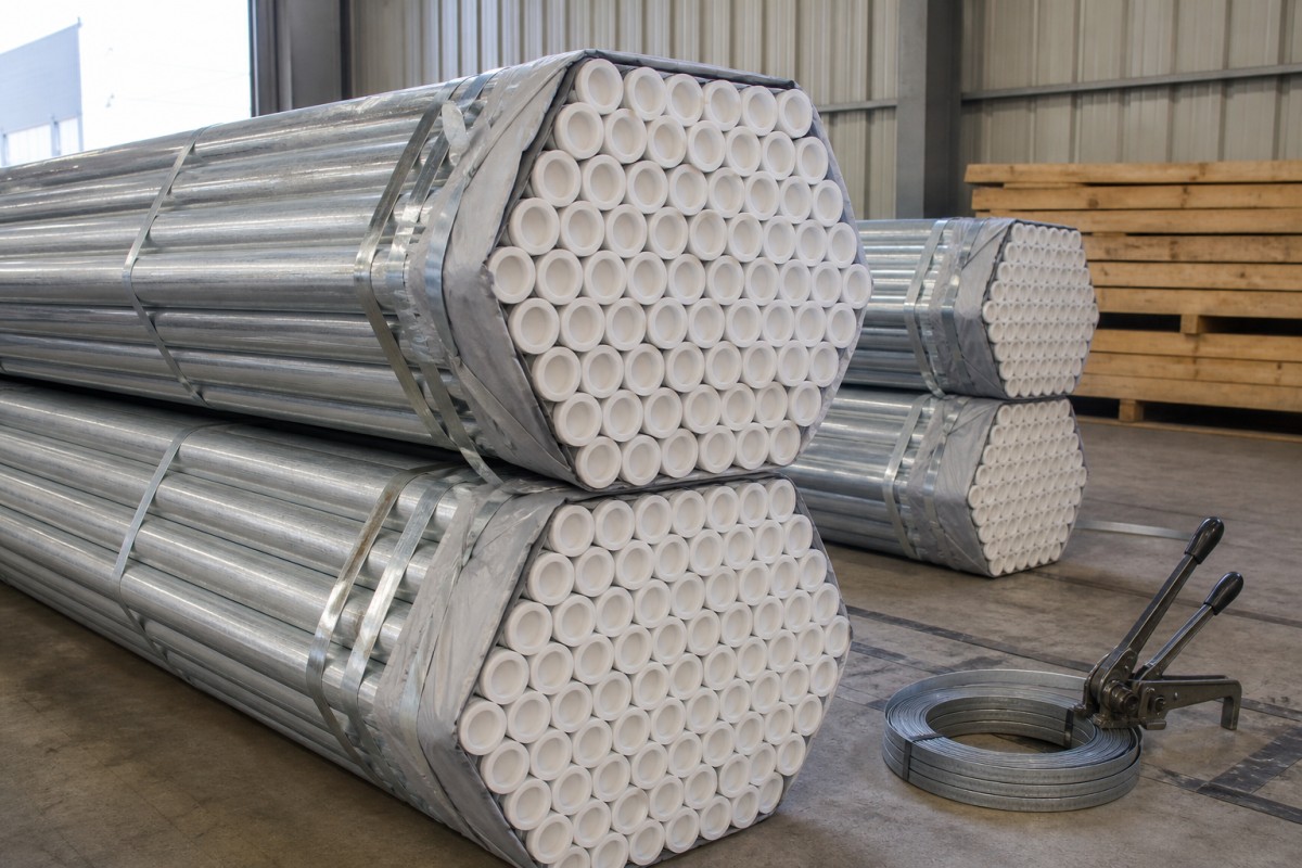 1792463336970995368787148800.png Galvanized pipe bundles banded with steel strips, ends capped and wrapped in waterproof paper