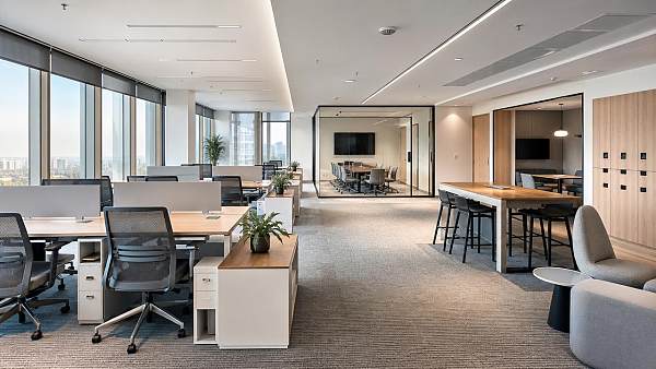 Hybrid office setups: what actually saves space and cost?