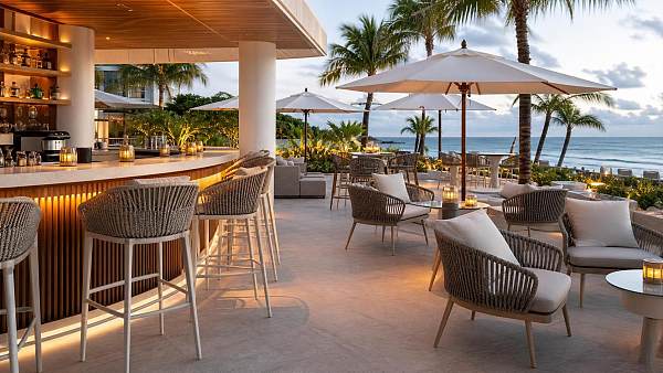 How to Choose Resort Bar Furniture for Outdoor Hospitality Spaces