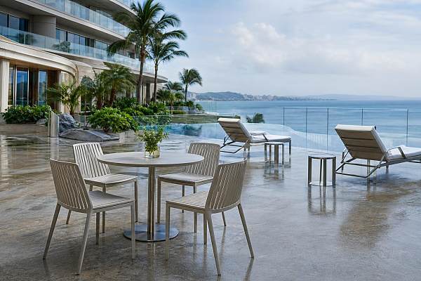 How to Choose Rustproof Hotel Furniture for Coastal and High-Humidity Properties
