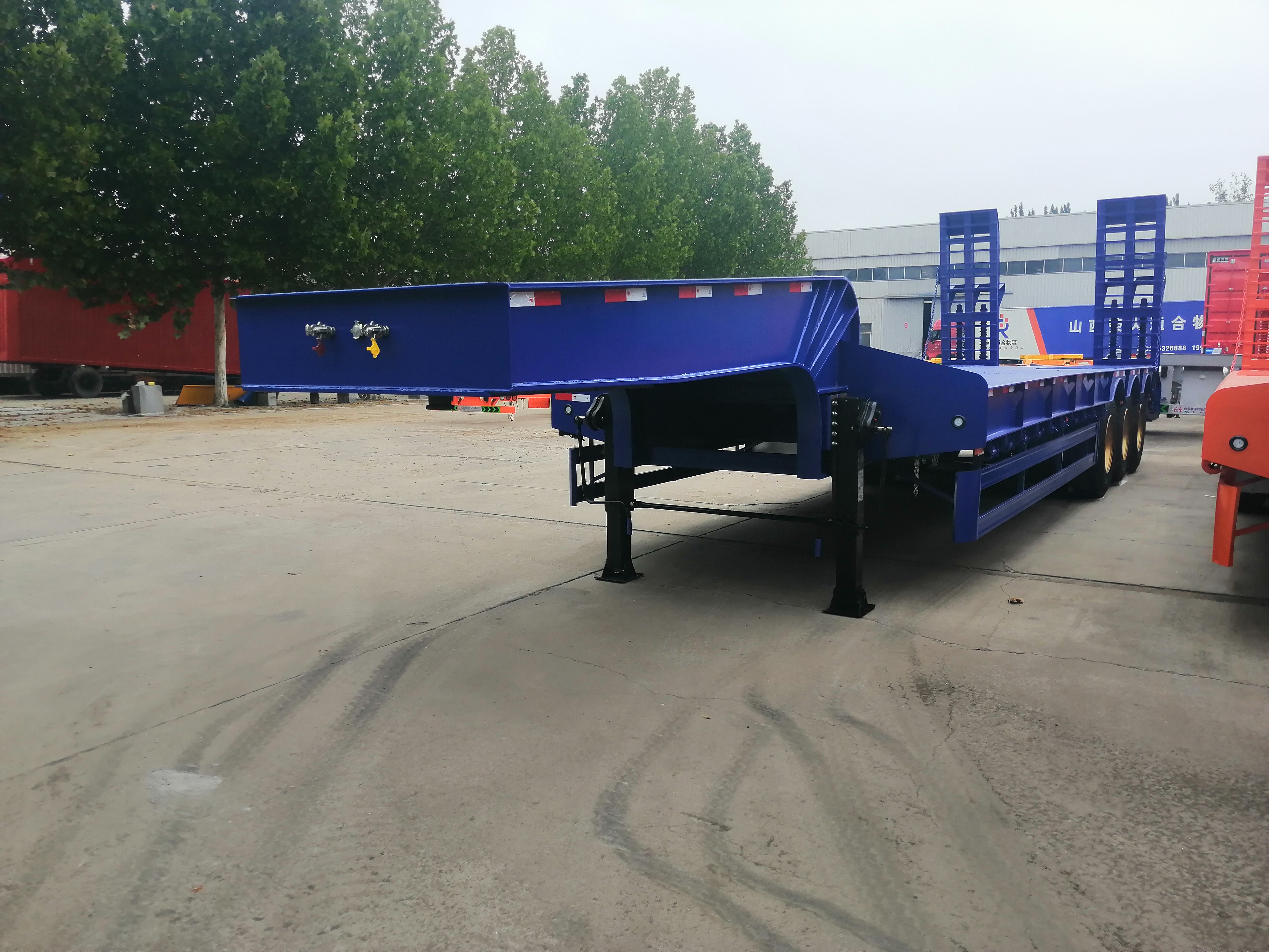 Blue- 3-Axle 16m Low Flatbed Semi-Trailer