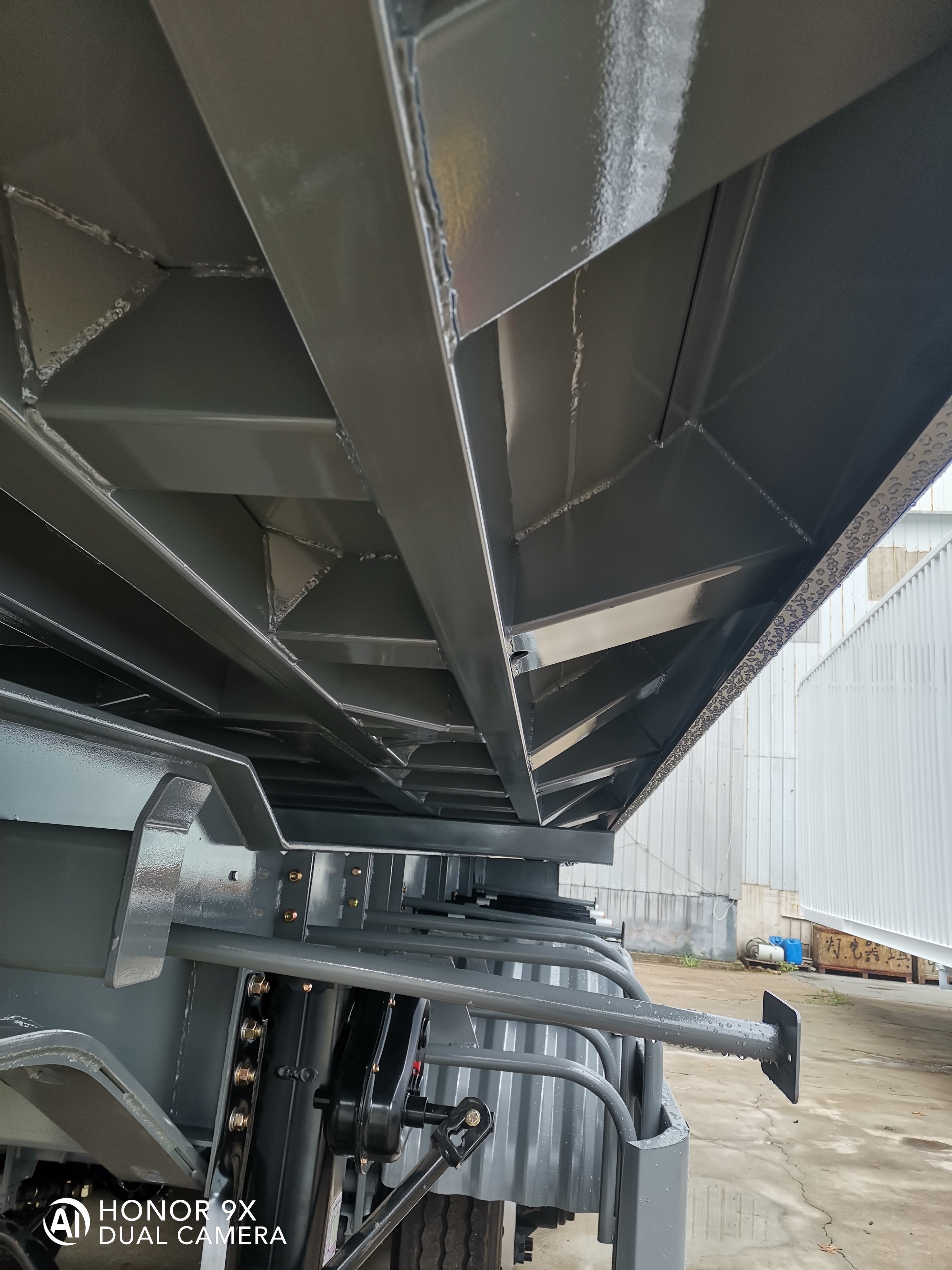 Three-axle Rear-Tilt Self-Unloading