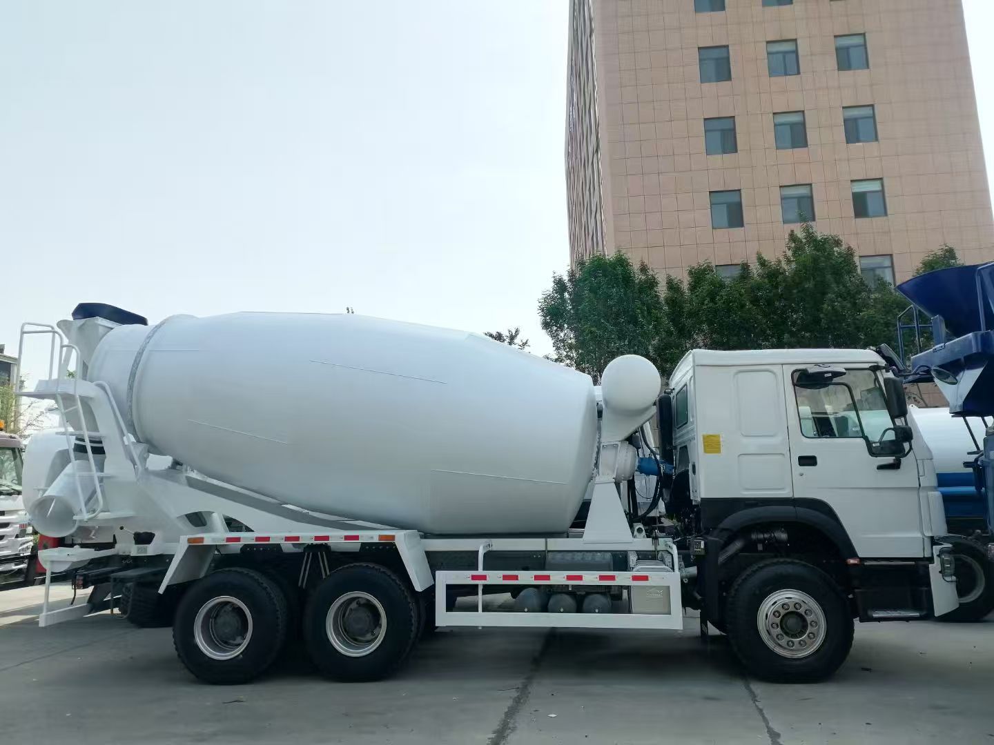 Square Concrete Mixer Truck
