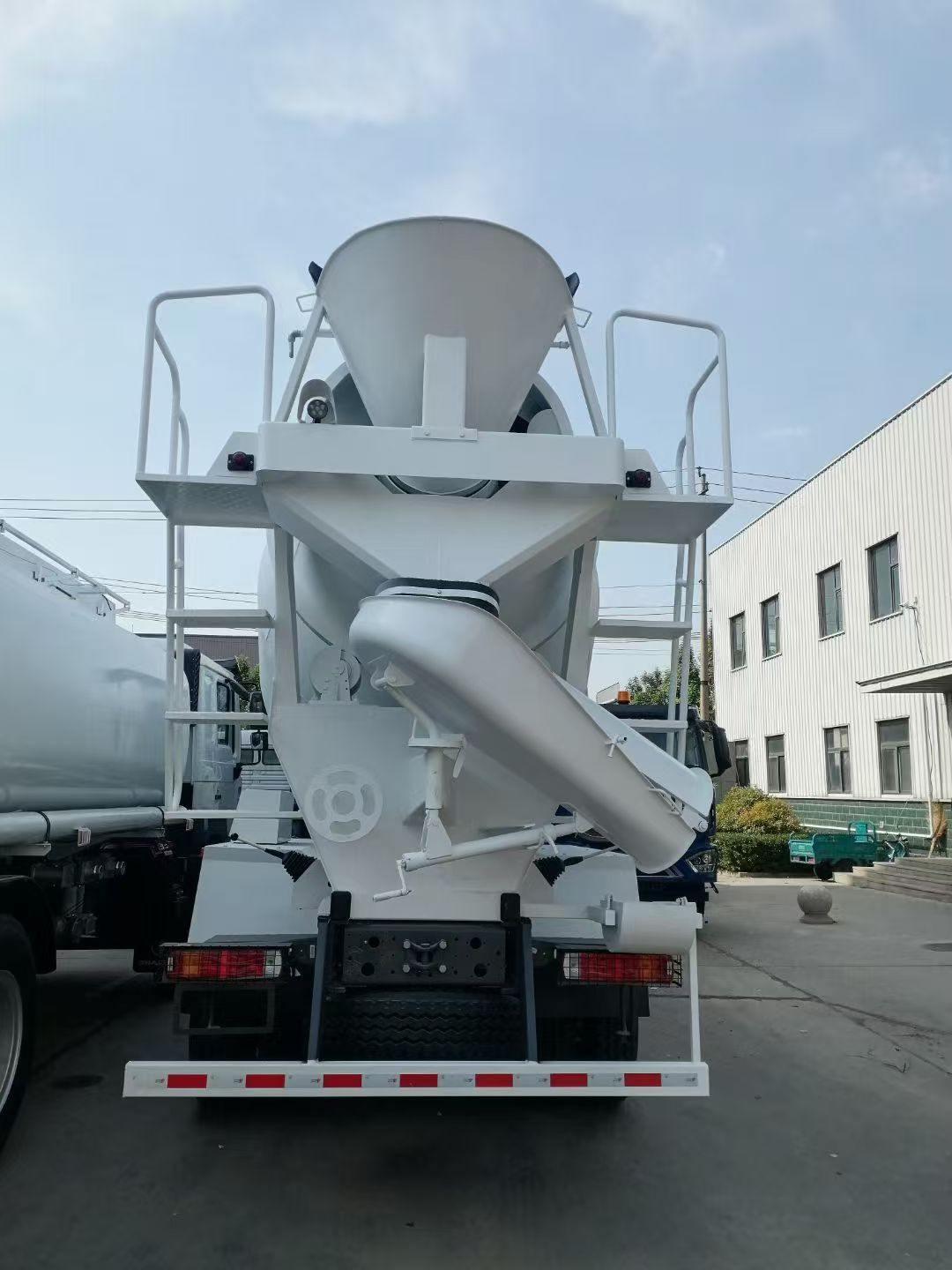 Square Concrete Mixer Truck