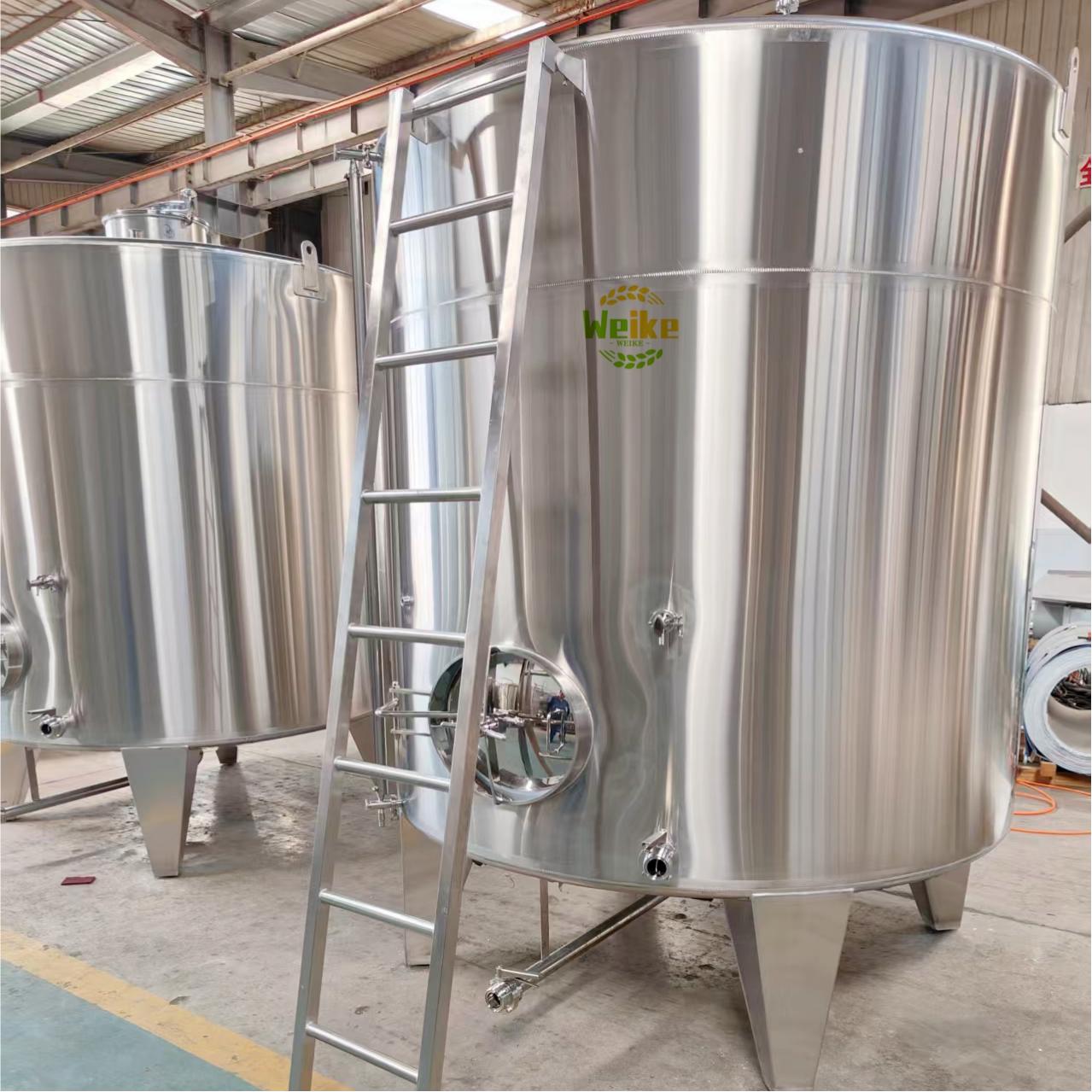 Serbatoi in acciaio inox per la conservazione del vino in vendita