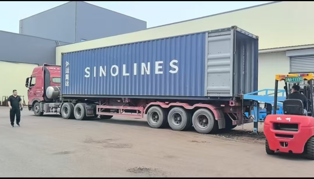 ¡Gran despliegue! Diez plataformas elevadoras de tijera autopropulsadas de nuestra empresa han sido enviadas con éxito a Kazajistán