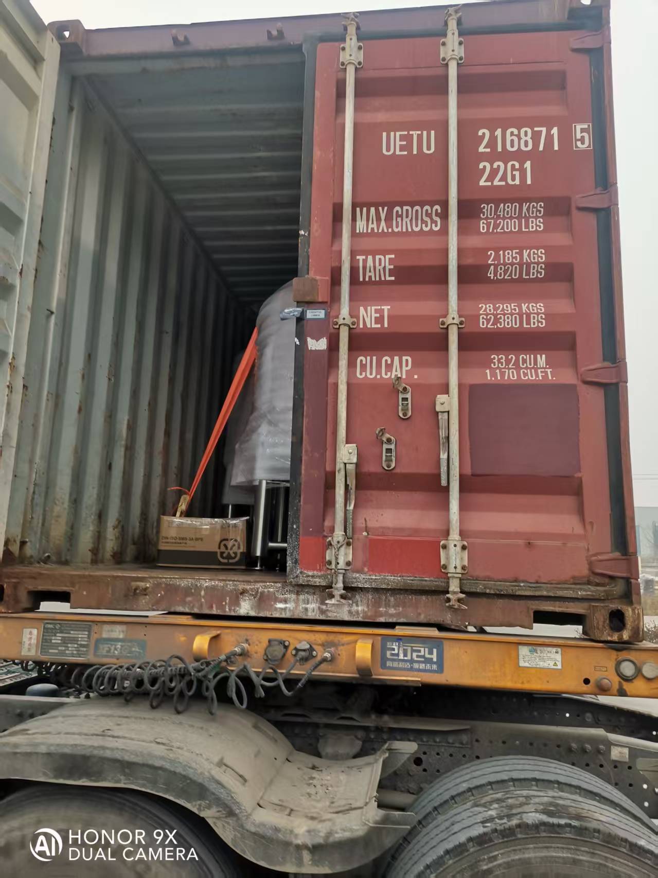 Kami Memuat Tangki Fermentasi Kopi ke dalam Kontainer untuk Pengiriman