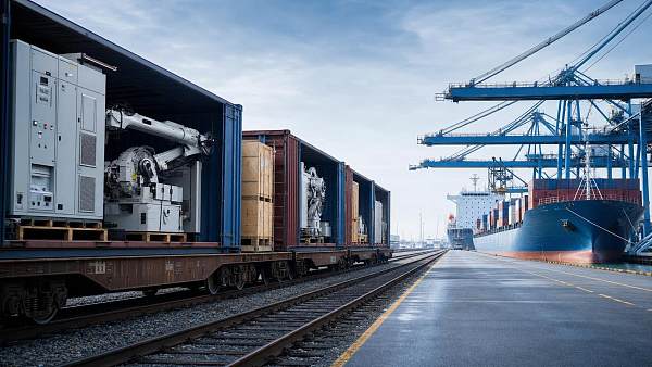 Rail Freight vs Sea Freight for Heavy Cargo: Cost, Transit Time, and Risk Compared