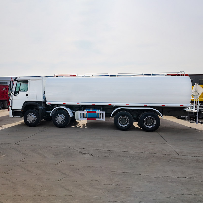 Подержанный автоцистерна Howo 8x4 для полива