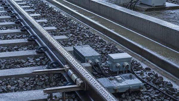 What causes track circuit failures in wet rail sections