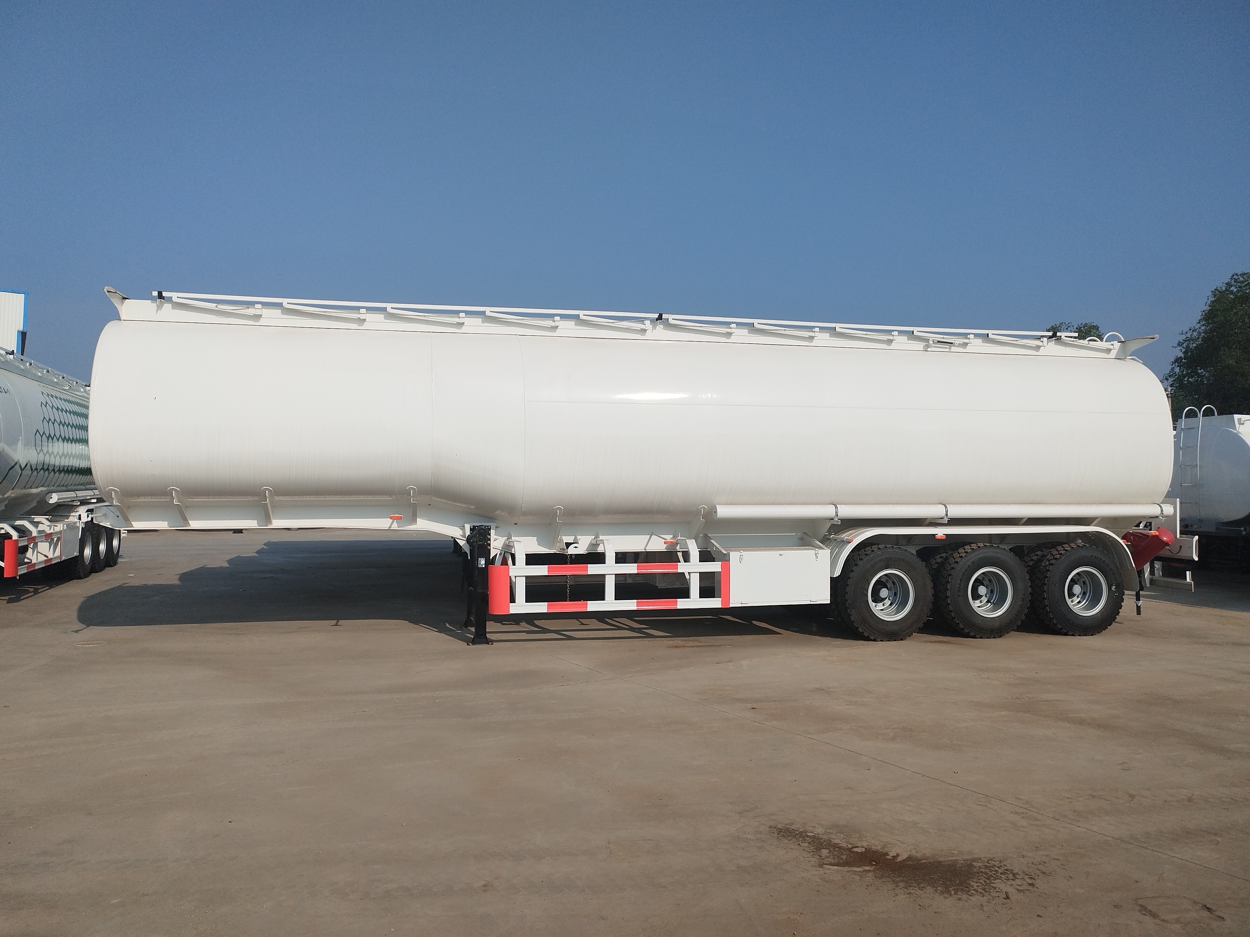 3-Axle 60000L Gooseneck Fuel Tanker Trailer