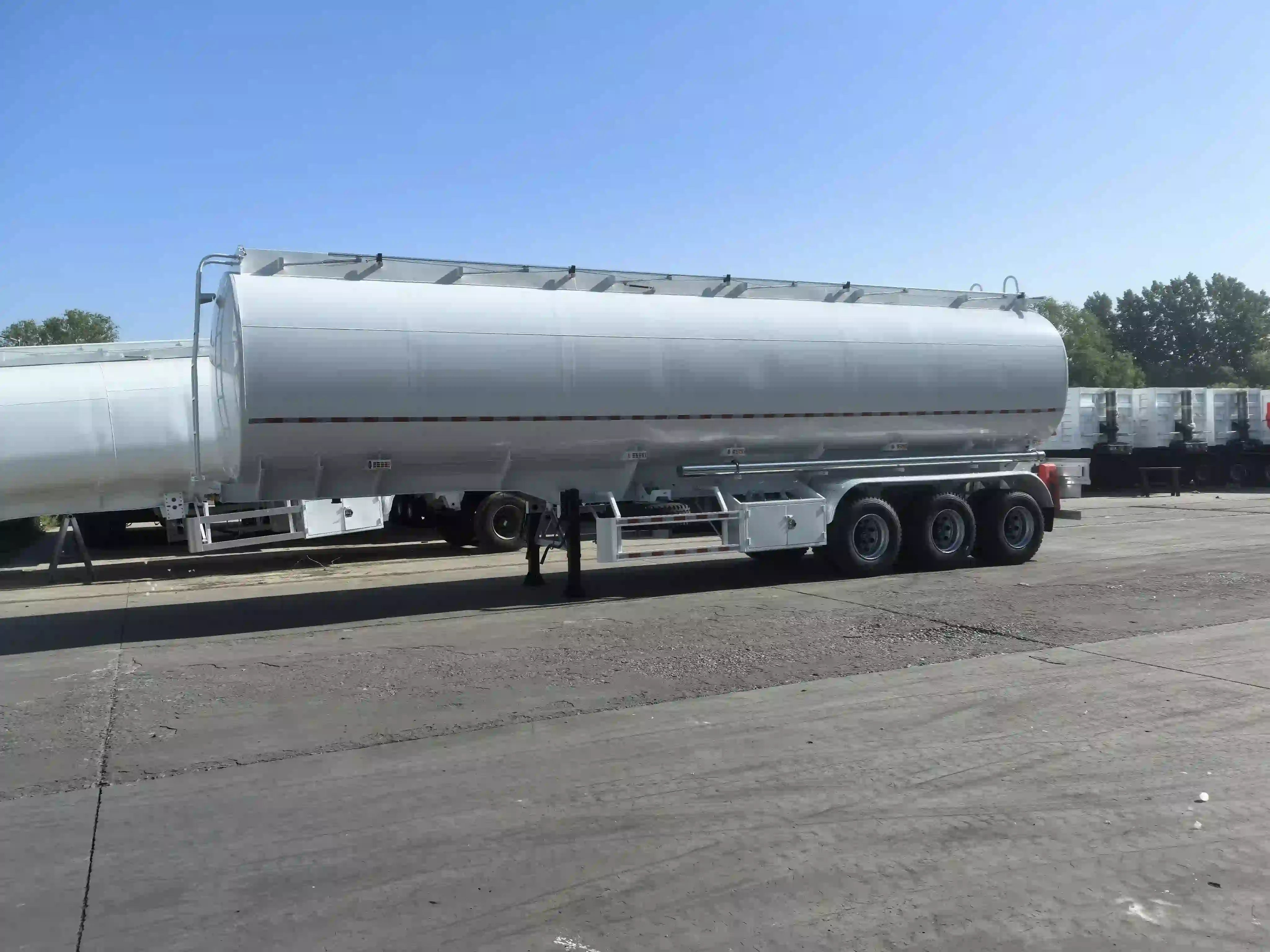 3-Axle 45000L Straight-Beam Integrated Fuel Tanker Trailer