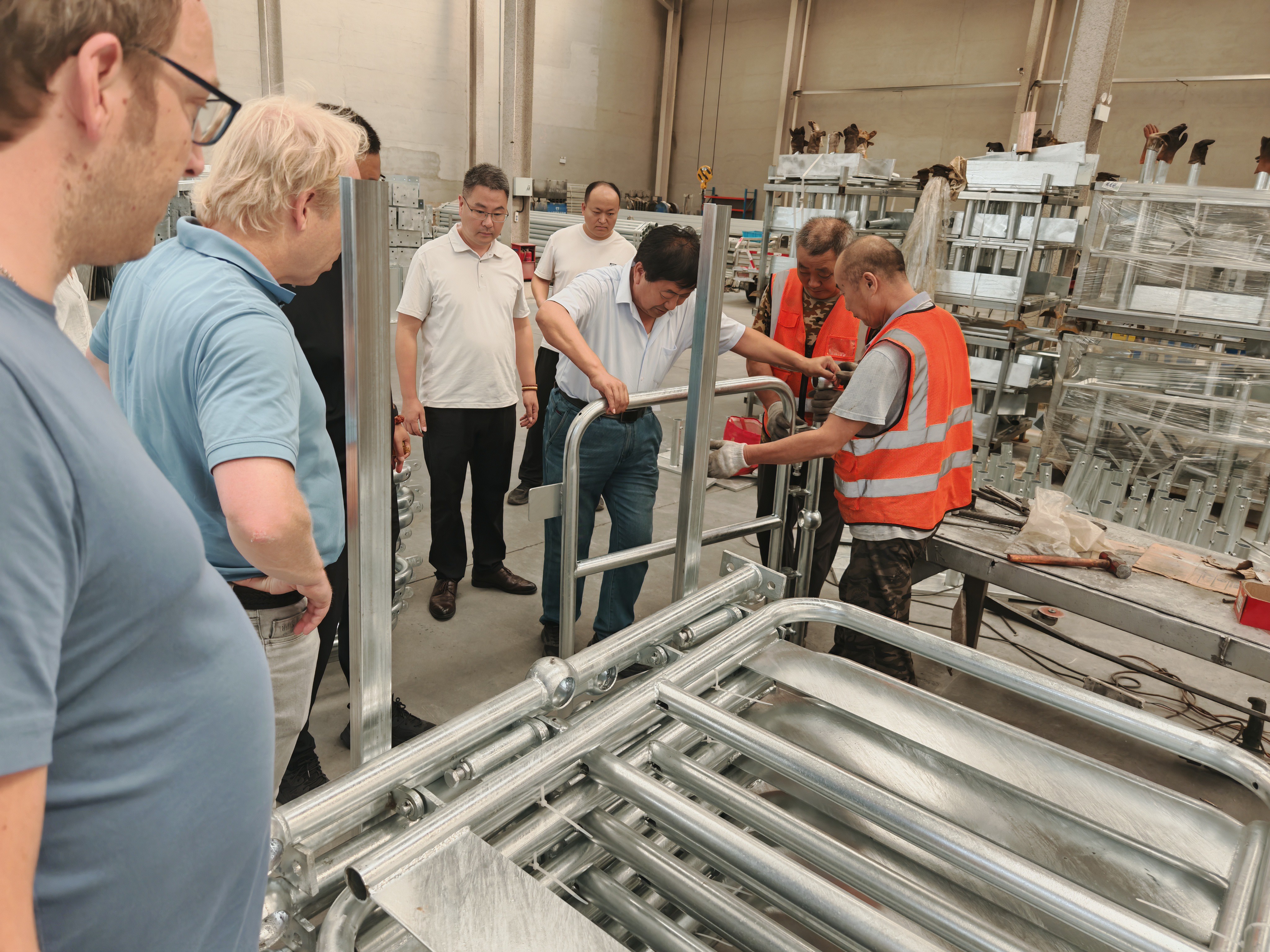 Une délégation de clients néerlandais visite notre usine afin de faire progresser la coopération européenne dans le domaine des glissières de sécurité routières