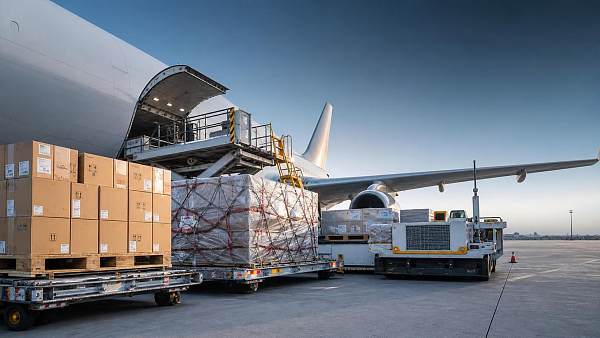 Air Freight Rates Explained: Weight, Fuel Surcharges, Routes, and Peak Season Pricing