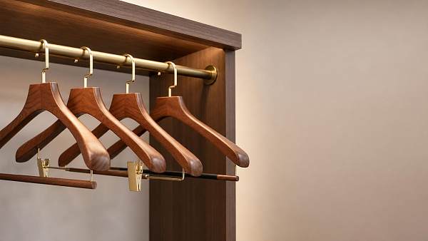 How to Choose Wooden Coat Hangers for Hotels: Size, Finish, Logo, and Anti-Theft Features