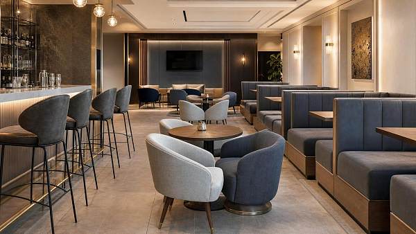 Hotel Bar Furniture Buying Guide: Materials, Layout, and Durability Factors