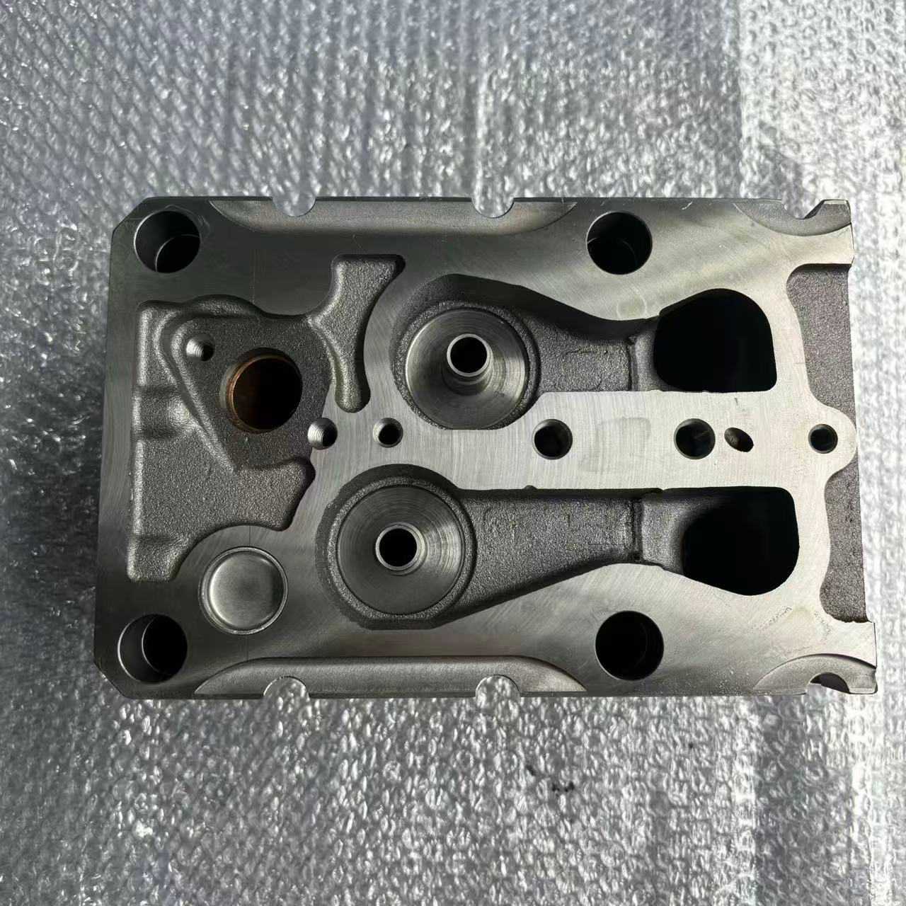 Cylinder Head VG1540040068 Euro II Two Valve Engine Cylinder Head for HOWO STR Diesel Engine Parts