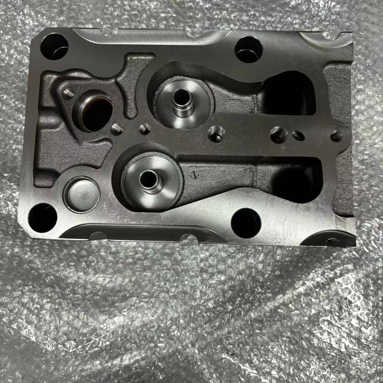 Cylinder Head AZ1096040028 Common Rail Two Valve Engine Cylinder Head for HOWO Diesel Engine Parts