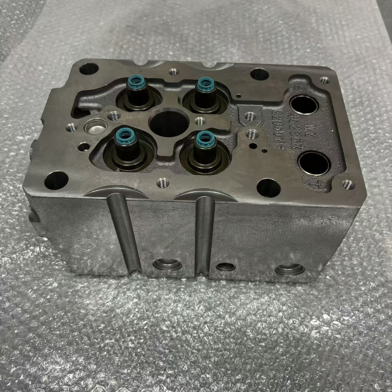 Cylinder Head 1005544823 P12 Engine Cylinder Head for Heavy Duty Truck Diesel Engine Parts