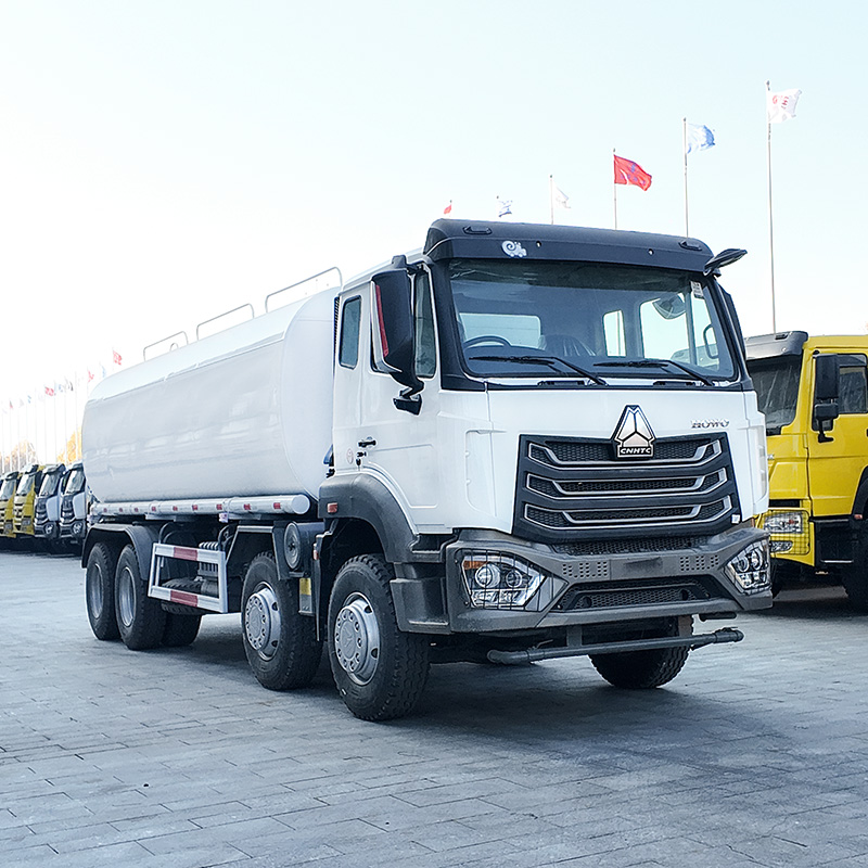 شاحنة خزان مياه HOWO NX 8X4 مستعملة ومجددة
