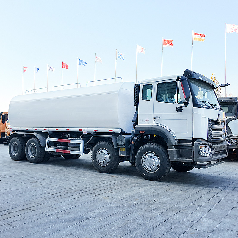 شاحنة خزان مياه HOWO NX 8X4 مستعملة ومجددة